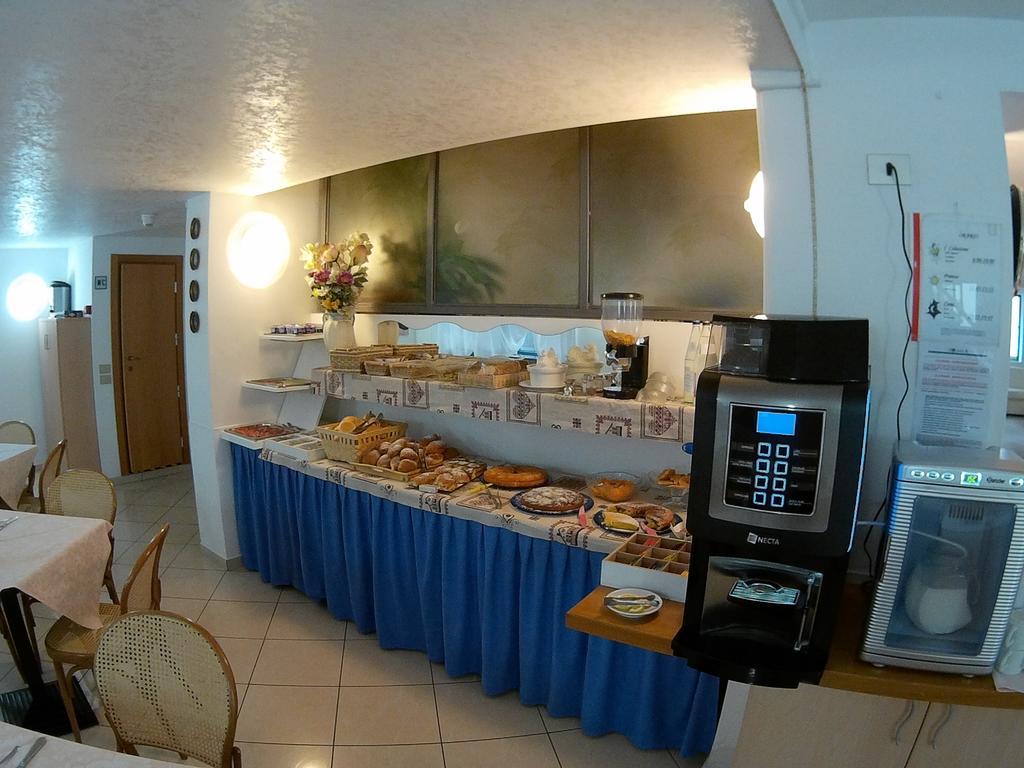 Hotel Azzurro Cattolica Exteriör bild